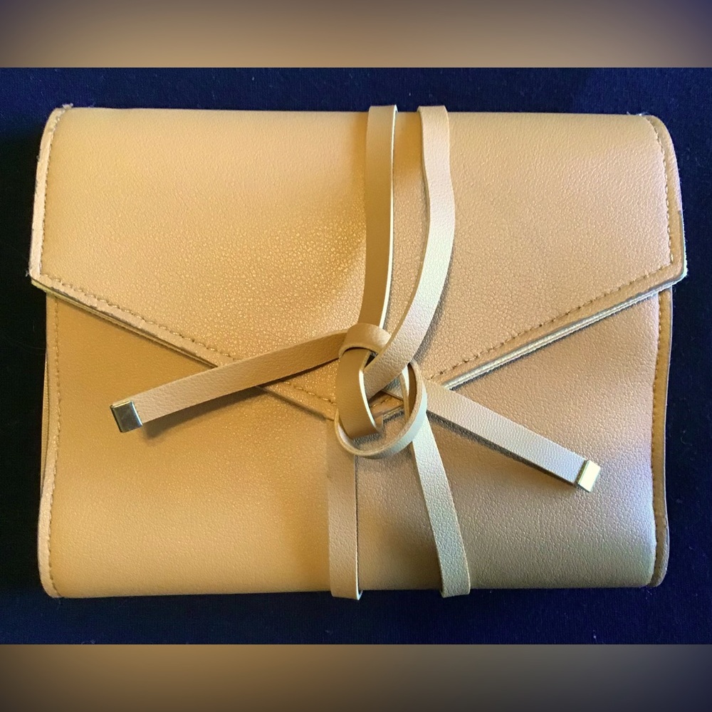 Glass Ladder & Co Tech Organizer